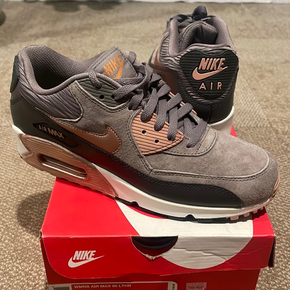 Nike Air Max 90 LTHR Women's Sneakers - Gray and Pink